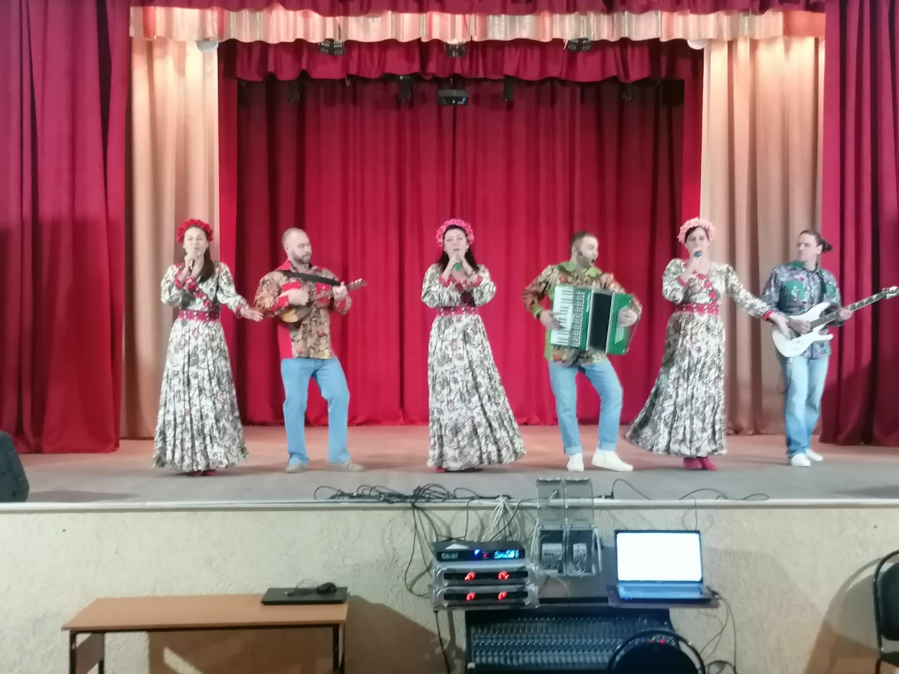 Ансамбль «Злато-Серебро» выступил в Земетчино Ансамбль «Злато-Серебро» выступил в Земетчино